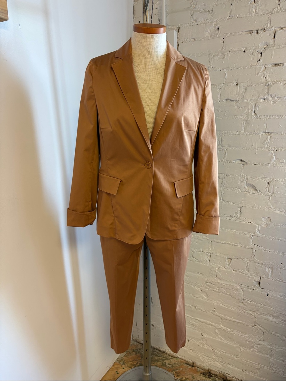 AKRIS Trouser Suit in Deep Camel